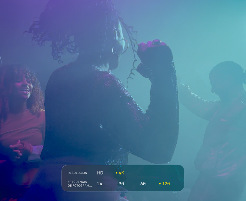 Una pantalla con personas bailando en condiciones de poca luz muestra la capacidad de grabación en 4K Dolby Vision a 120 fps