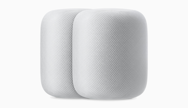 Zwei weiße HomePods.