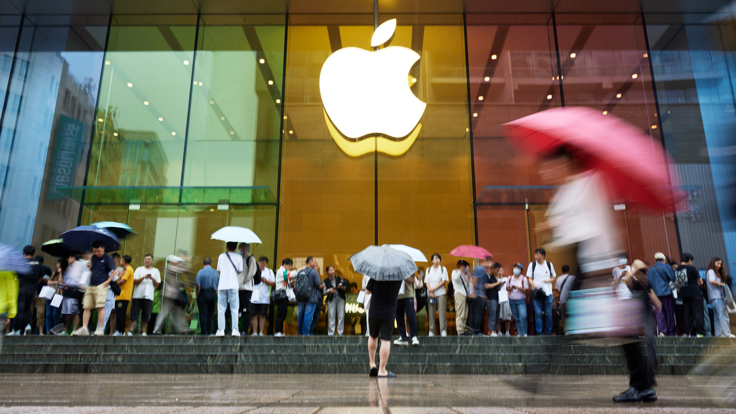 The queue outside Apple Nanjing East in Shanghai.