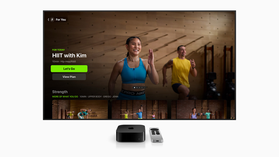 Apple TV 4K kullanılarak bir televizyonda yüksek yoğunluklu antrenman için bir Fitness+ antrenman ekranı gösteriliyor.