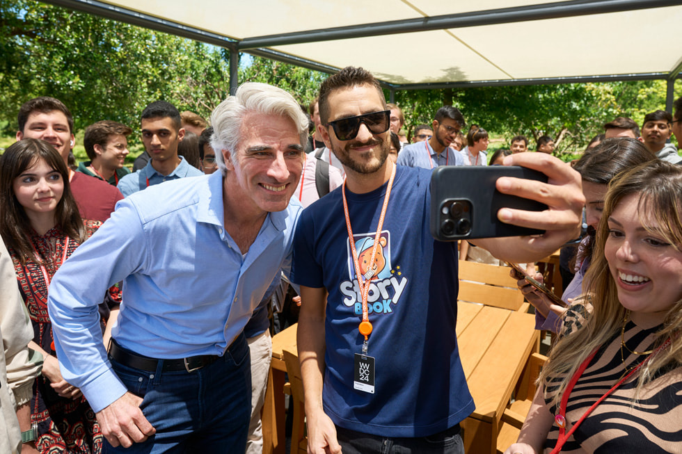Craig Federighi, Apple Park’ta çevresini saran geliştiricilerle selfie çekiyor.