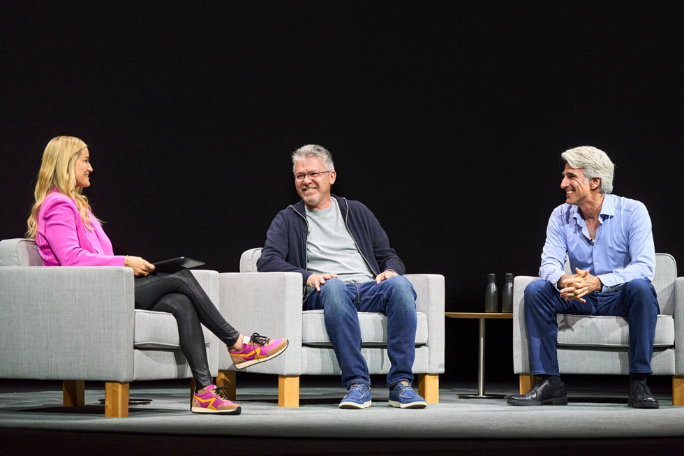 Sahnede yan yana oturan Justine Ezarik, John Giannandrea ve Craig Federighi, Apple Park’taki WWDC24 sırasında konuşmak üzere bir araya geliyor.