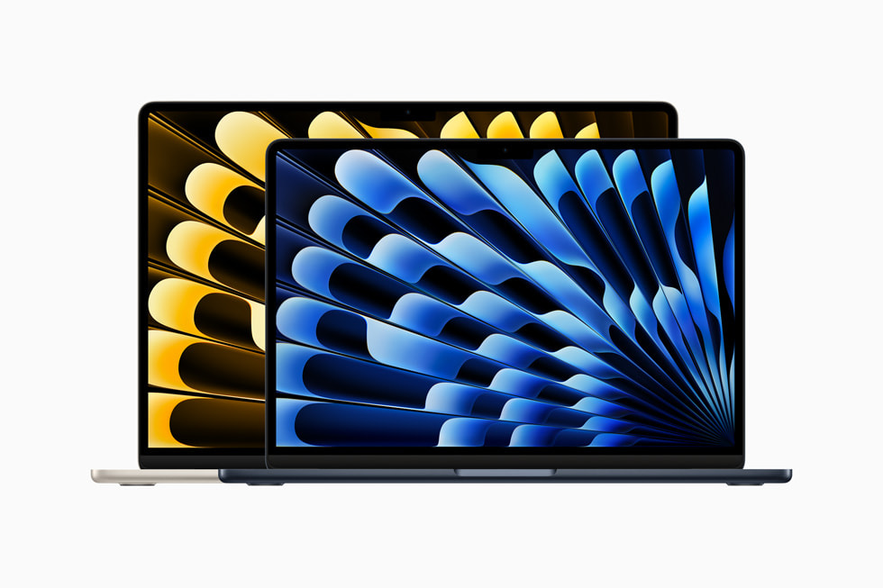 Gümüş ve Gece Yarısı renklerinde birer MacBook Air gösteriliyor.