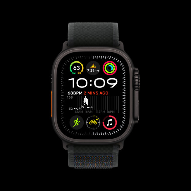 Siyah titanyum Apple Watch Ultra 2 ve Trail Loop. 