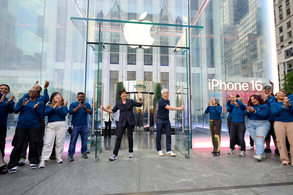 Deirdre O’Brien et Tim Cook ouvrent les portes d’Apple Fifth Avenue, à New York, devant une file de clients enthousiastes.