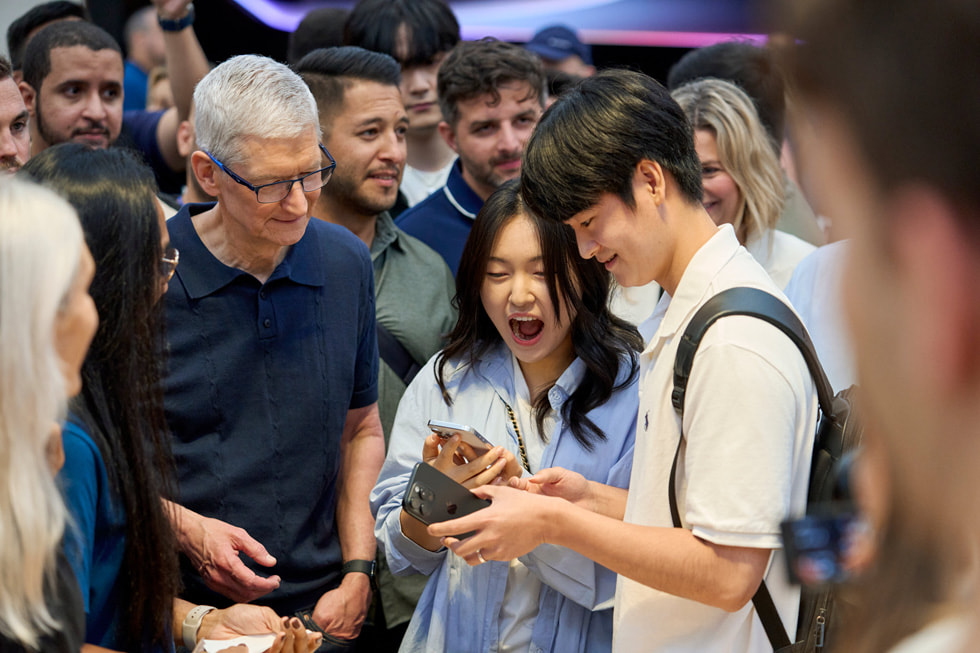 Tim Cook au milieu des clients à Apple Fifth Avenue, à New York.