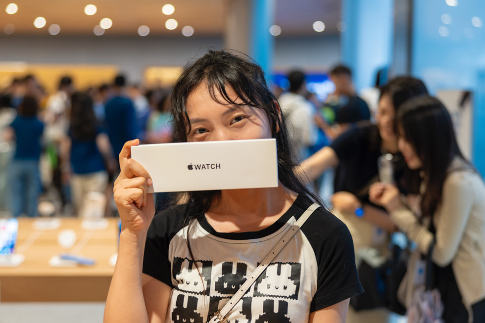 Une cliente montre sa nouvelle Apple Watch Series 10.