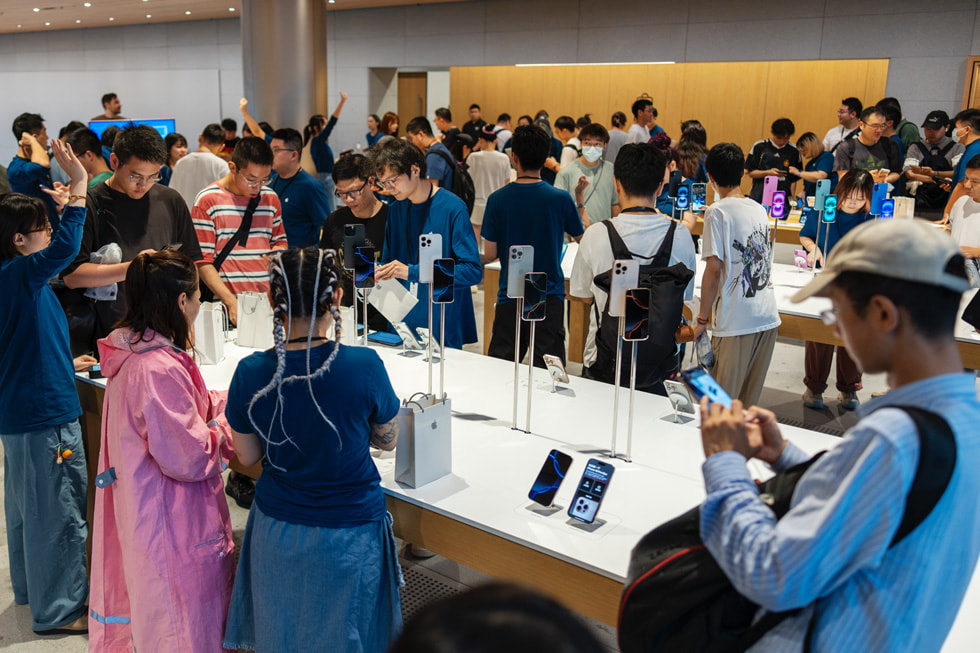 Une foule de clients testent la nouvelle gamme iPhone 16.
