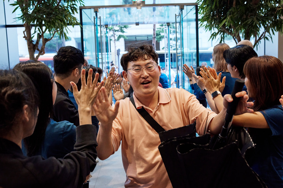 Des membres d’équipe d’Apple Myeongdong, à Séoul en Corée du Sud, applaudissent les premiers clients.