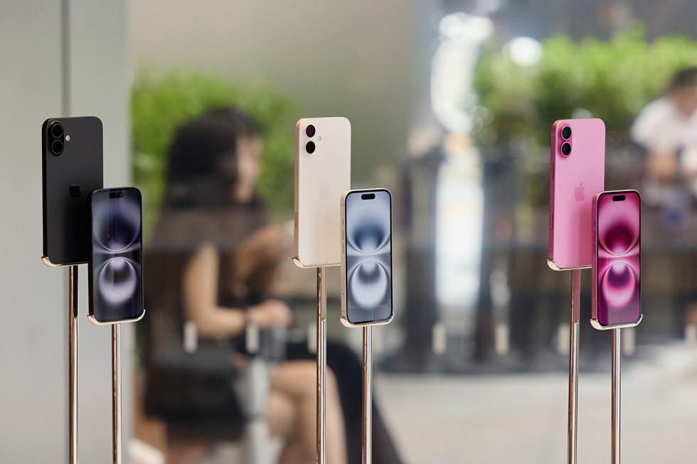 Des modèles noirs, blancs et roses d’iPhone 16 et d’iPhone 16 Plus.