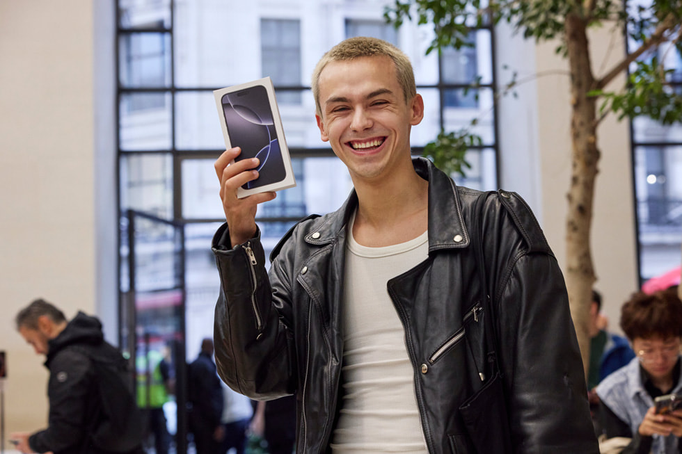 Un client pose avec son nouvel iPhone 16 à Apple Regent Street, à Londres.