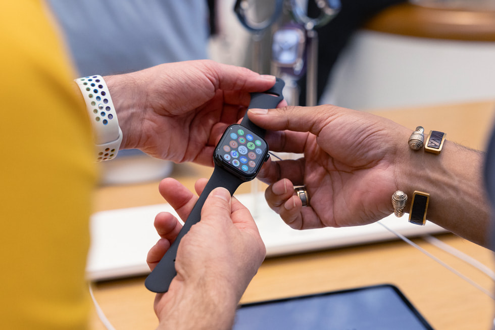Deux clients tiennent la nouvelle Apple Watch Series 10 à Apple Regent Street, à Londres.