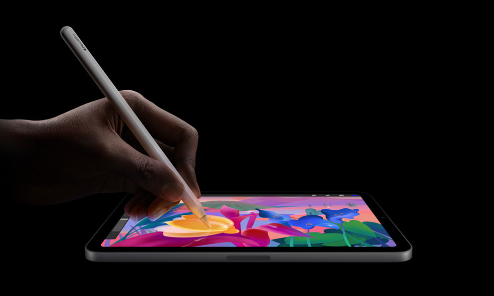 Apple Pencil Pro ile yeni iPad mini’deki Procreate’te çizim yapılıyor.