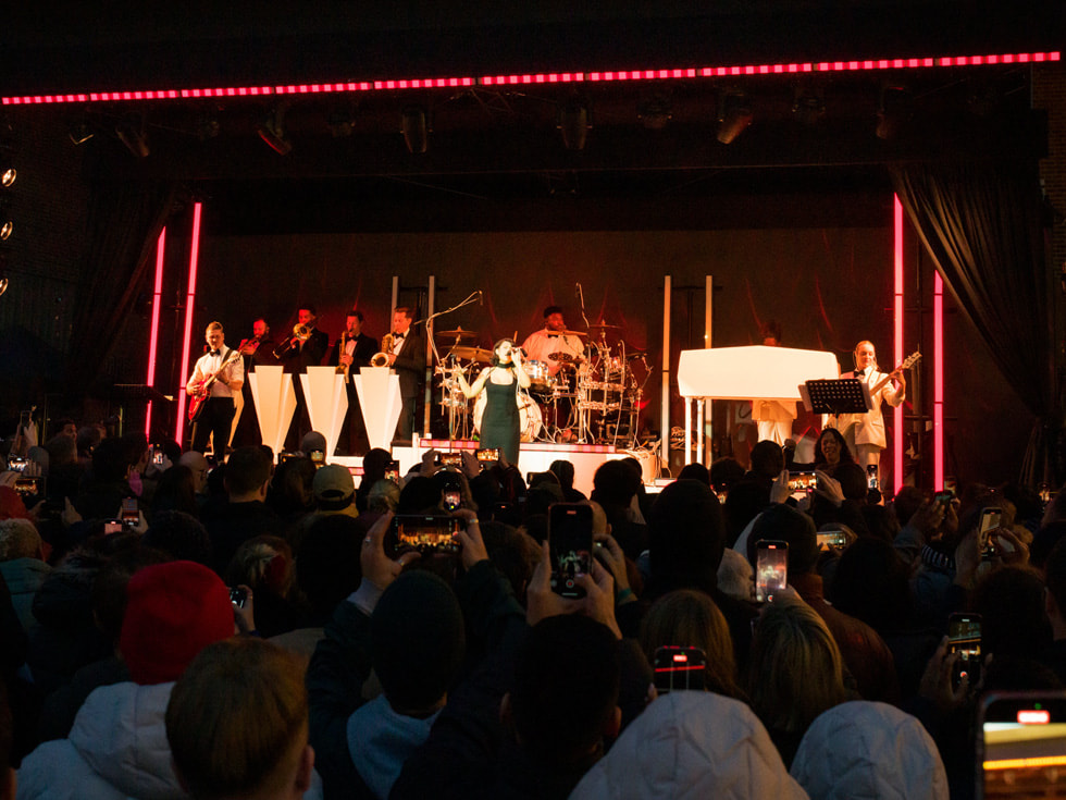 La musicienne britannique primée RAYE a offert un concert festif à la communauté locale.