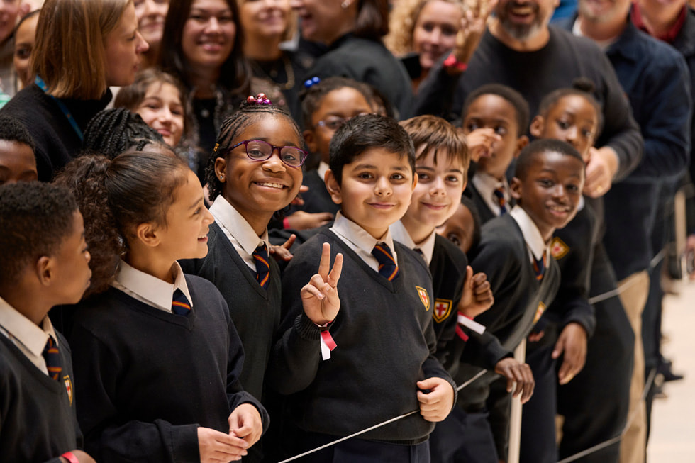 Les élèves de l’école primaire St. George sourient et posent lors de leur visite à la centrale électrique de Battersea.