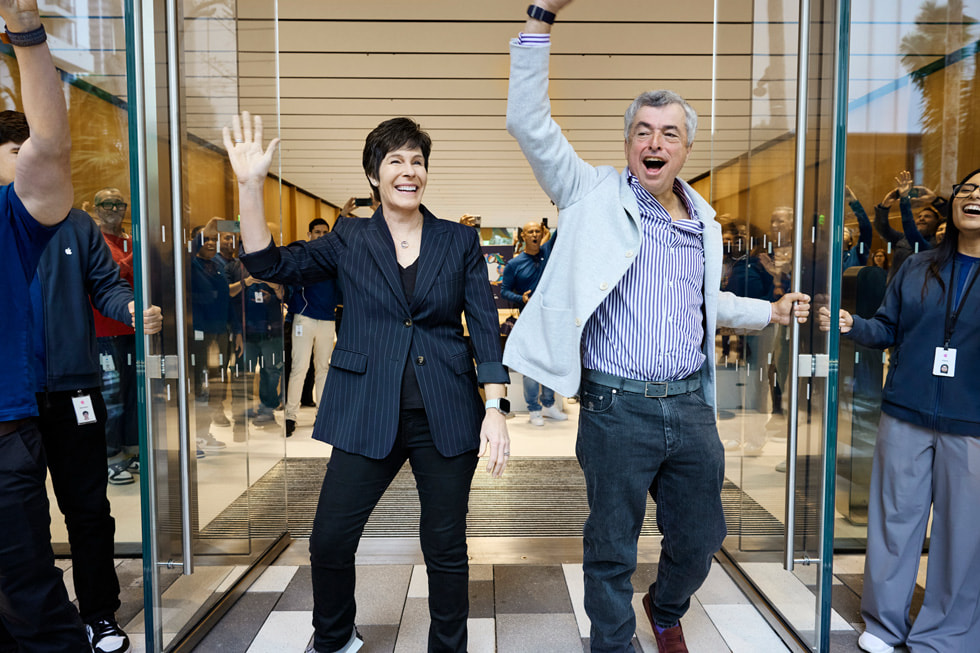 Apple’s Deirdre O’Brien and Eddy Cue greet customers at Apple Miami Worldcenter.