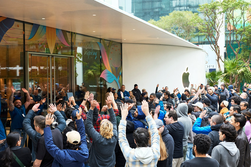 Excited customers line up outside of Apple Miami Worldcenter.