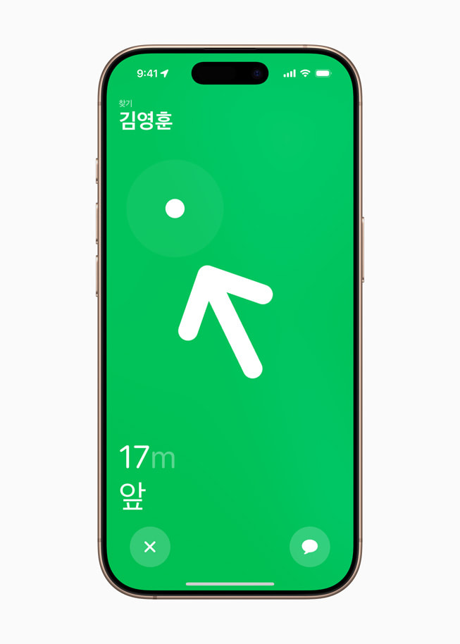 나의 찾기 앱이 사용자와 가까이 있는 친구의 방향을 큰 초록색 화살표로 표시해 주는 iPhone 16 Pro 화면.