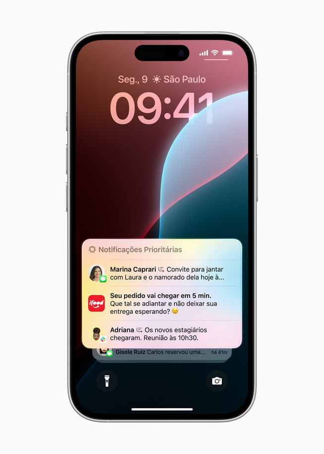 O iPhone 16 mostra uma lista de Notificações Prioritárias, incluindo um convite para jantar, um pedido do iFood e uma reunião.  