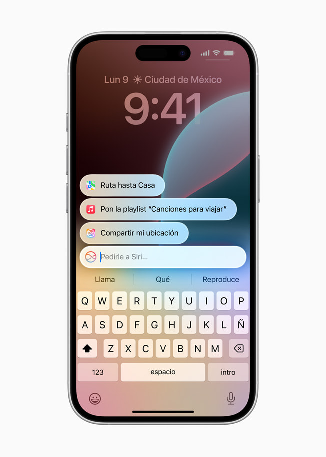 En un iPhone 16, se muestra una pantalla de Siri con indicaciones para llegar a casa, reproducir música y compartir la hora de llegada con un contacto.