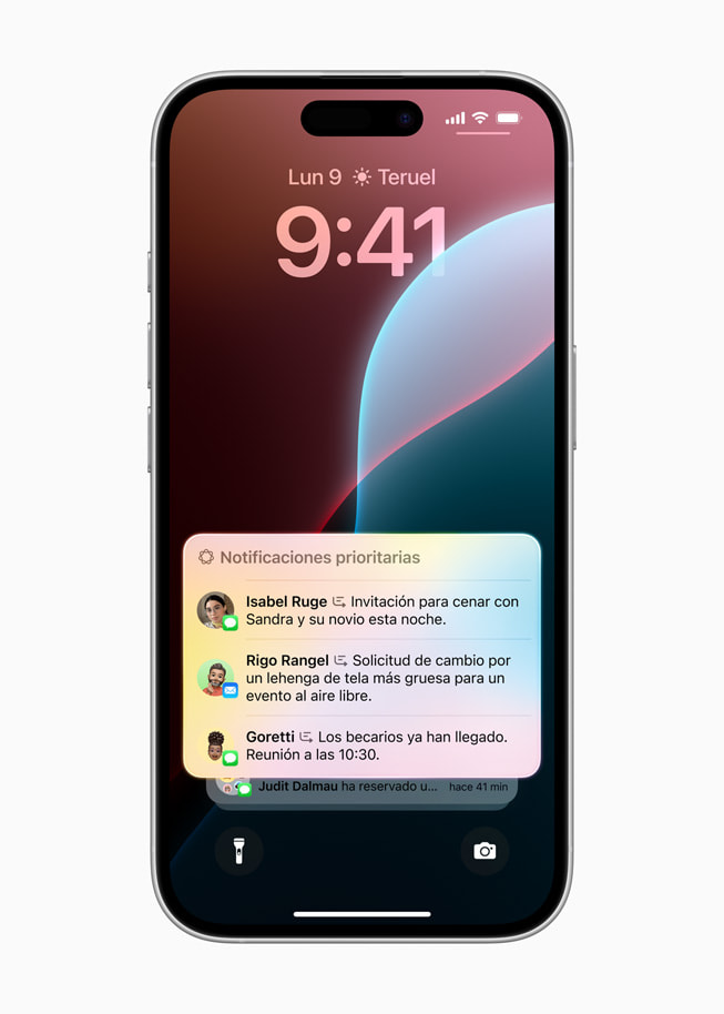 Un iPhone 16 muestra una lista de Notificaciones Prioritarias, que incluyen una invitación a una cena, una solicitud de cambio y una reunión.  