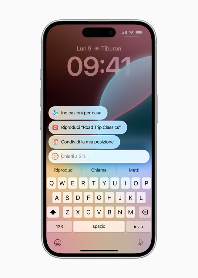 Un iPhone 16 mostra una schermata di Siri con le opzioni per trovare le indicazioni per tornare a casa, per riprodurre una playlist e per condividere l’orario di arrivo stimato con una persona.