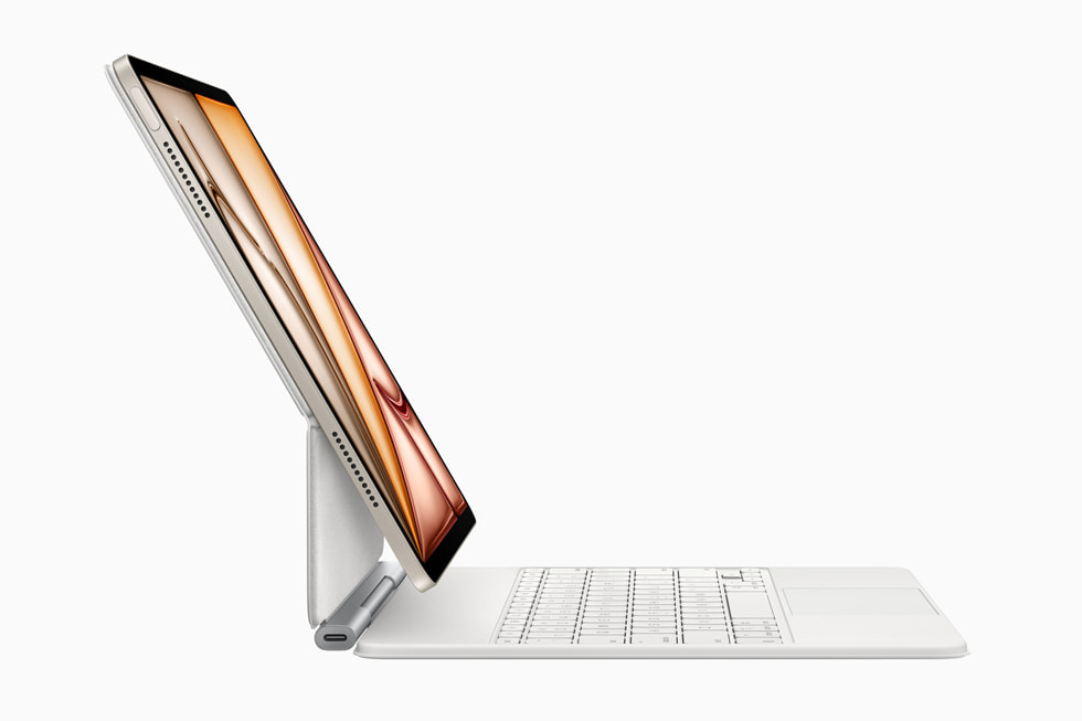 Yeni iPad Air’in yeni Magic Keyboard ile yandan görünümü.