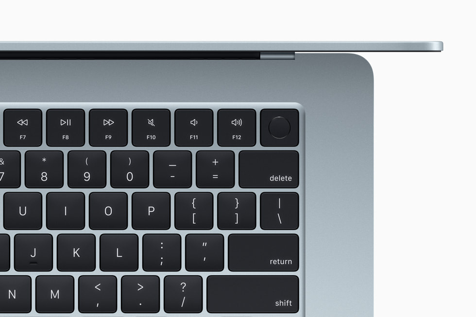 Magic Keyboard’un yakından görünümünde Touch ID düğmesi gösteriliyor.
