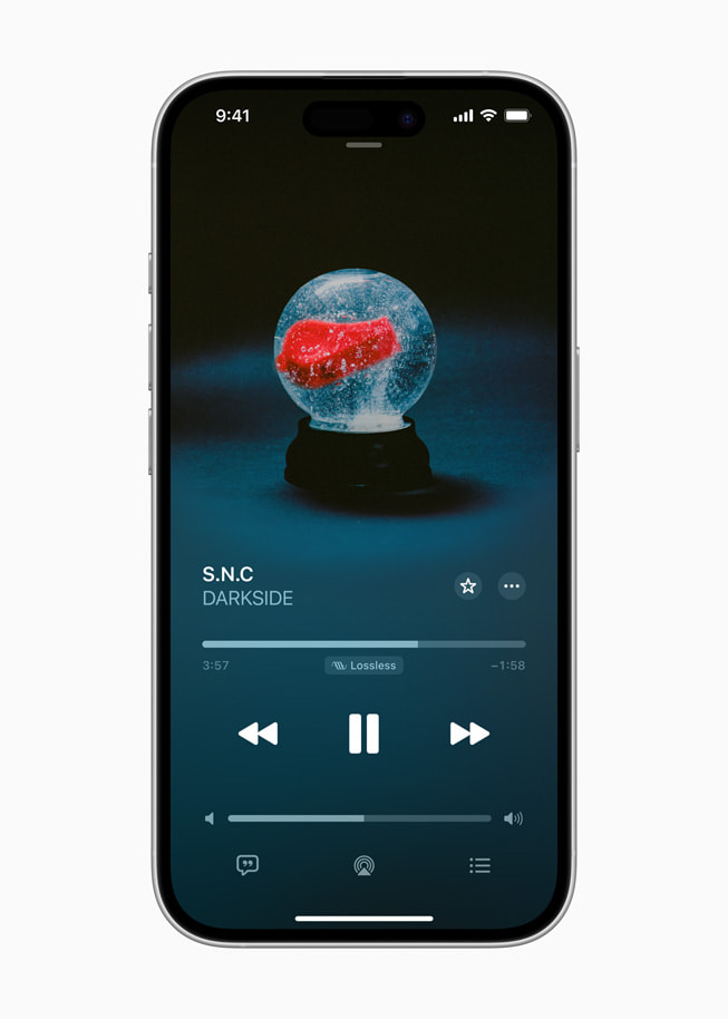 iPhone 16 Pro’daki Apple Music uygulamasında, ultra düşük gecikmeli Kayıpsız Ses özelliği kullanılarak kaydedilmiş bir müzik albümü gösteriliyor.