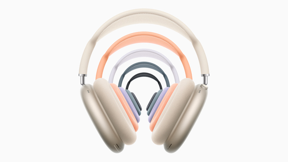 Farklı renklere sahip beş çift AirPods Max.