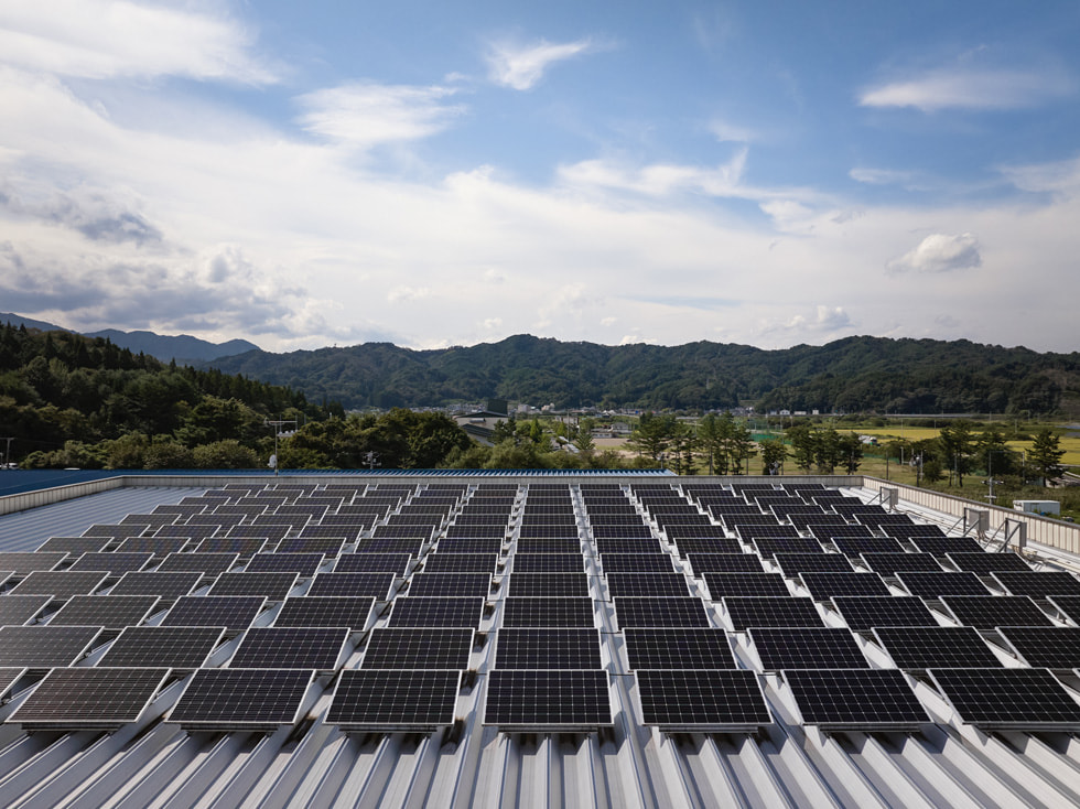 Bir dizi güneş paneli.