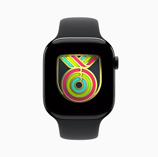 Apple Watch ekranında madalyayı temsil eden bir simge gösteriliyor.