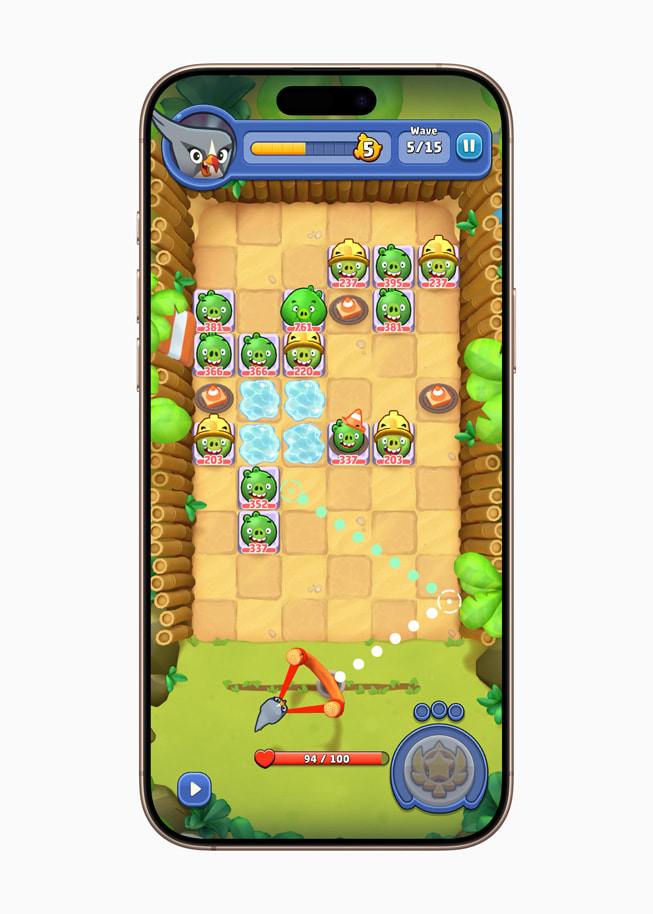 Bilder från Angry Birds Bounce från Rovio visas på en iPhone 16 Pro Max.