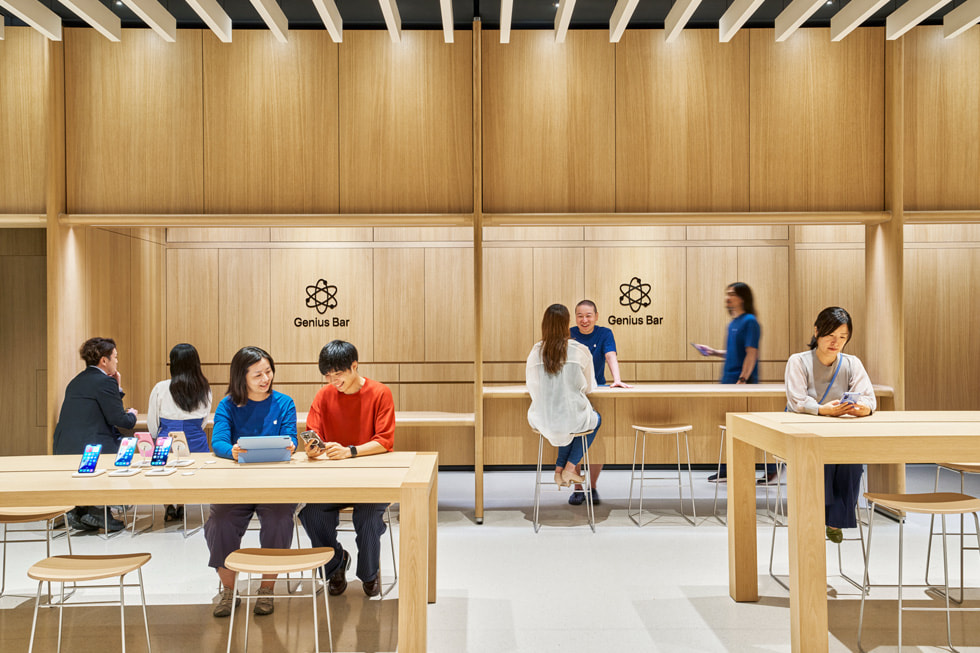Apple 梅田の店内にあるGenius Bar。