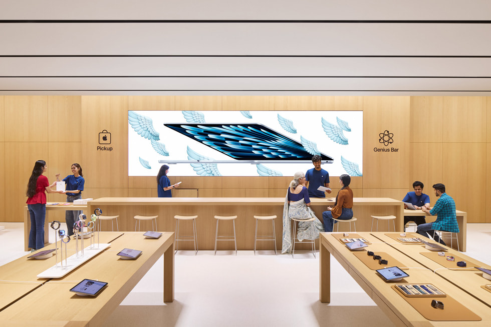 Apple Hebbal’deki Genius Bar ve Apple Teslim Alma alanında müşterilere yardımcı olan Apple Uzmanlarını gösteren bir görsel.