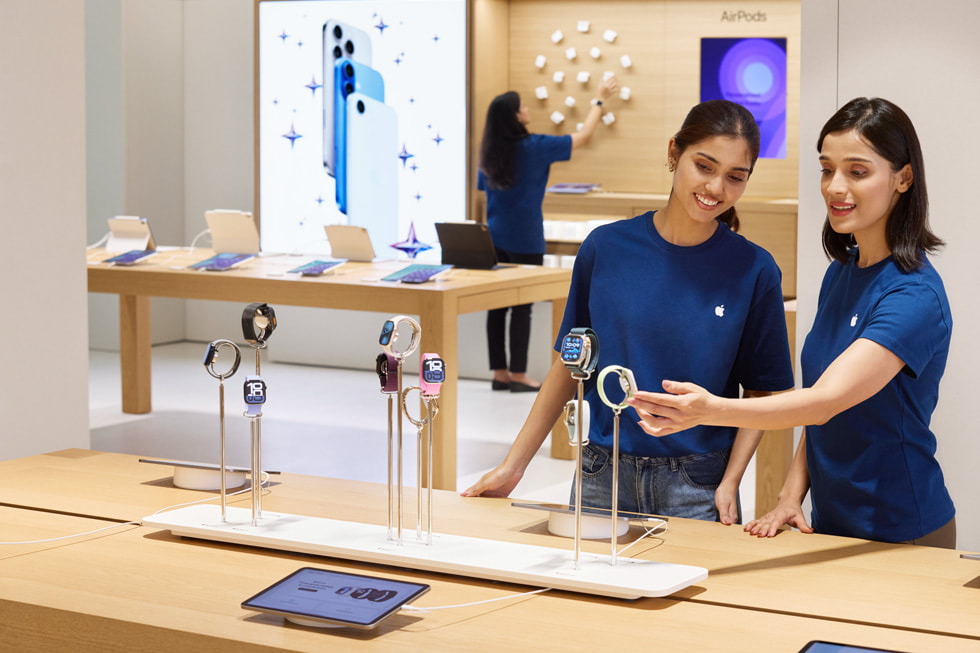 Apple Hebbal’de çeşitli Apple ürünleriyle birlikte Apple Uzmanlarını gösteren bir görsel.
