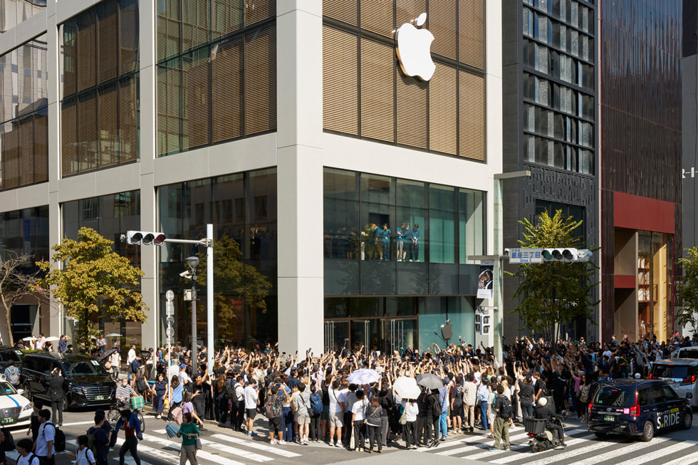 Crowds shown outside Apple Ginza.
