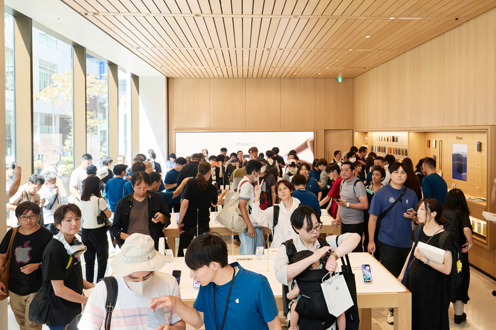 Customers and team members shown inside Apple Ginza.