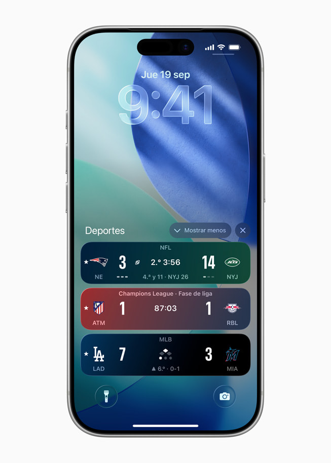 Un iPhone 17 Pro muestra varios marcadores de diferentes ligas deportivas en la pantalla de bloqueo.