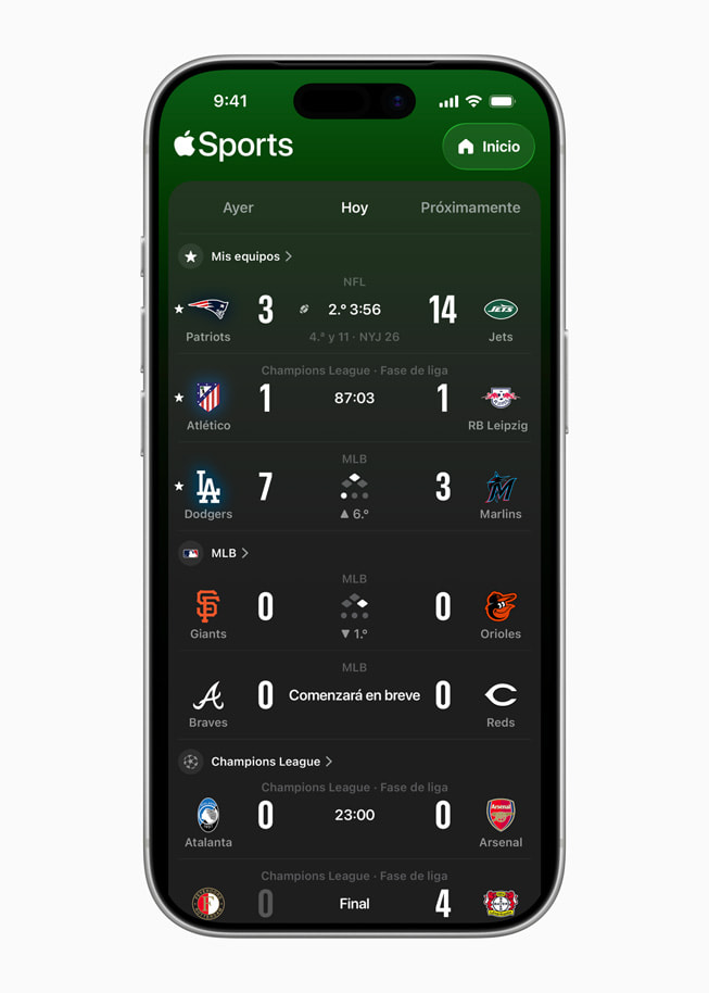 Un iPhone 17 Pro muestra una pantalla de Apple Sports con varios partidos de diferentes ligas.