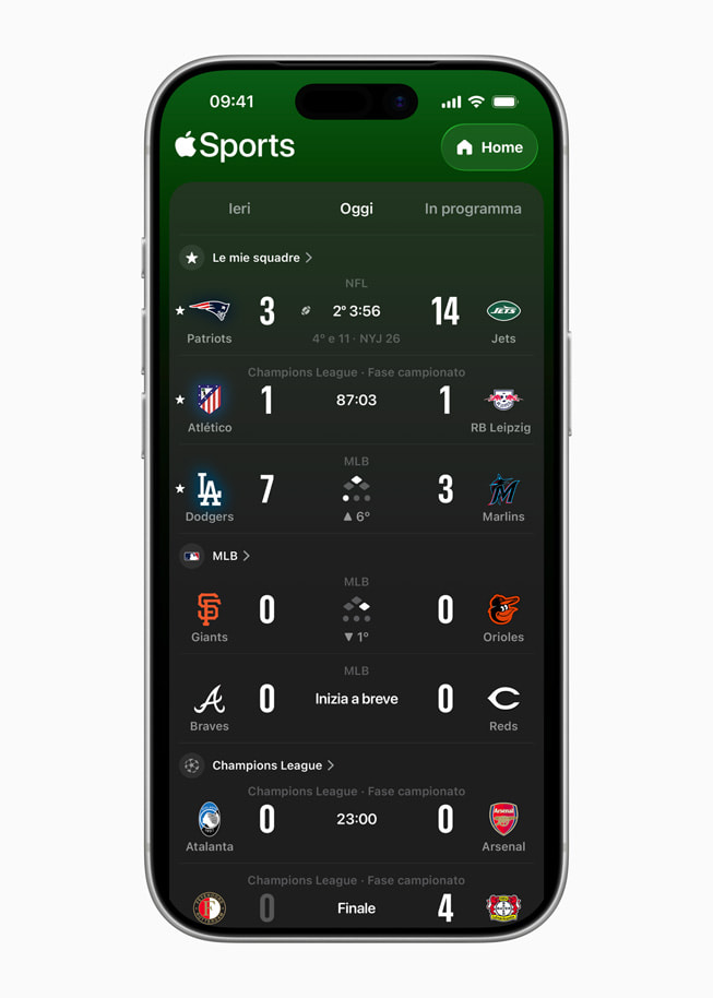 iPhone 17 Pro con una schermata di Apple Sports che mostra viarie partite di diversi campionati.