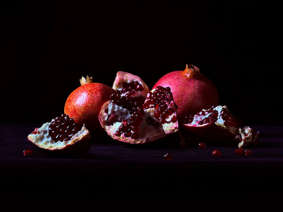 iPhone 17 Pro ile çekilmiş bir nar ve çekirdeklerinin detaylı yakın çekim fotoğrafı.