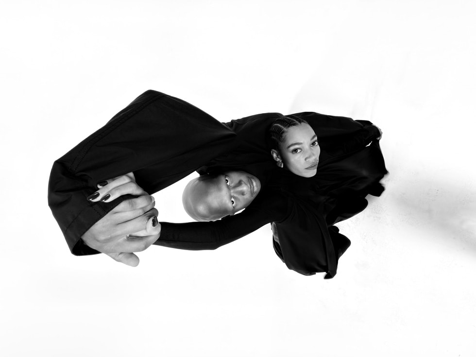 iPhone 17 Pro ile yukarıdan çekilmiş fotoğrafta kollarını kaldırmış iki kişi görülüyor.