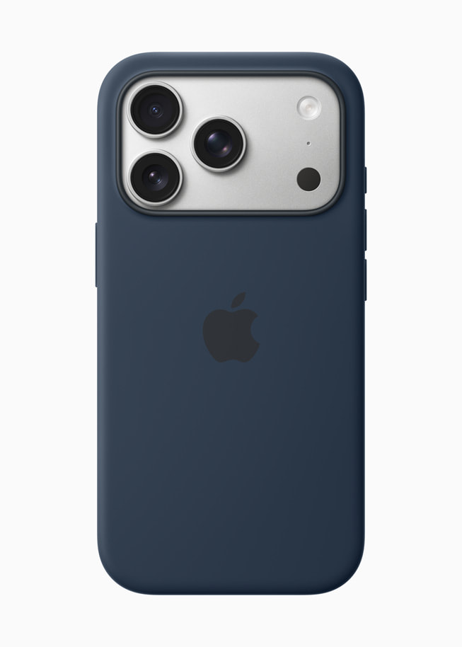 Gece yarısı renkte Silikon Kılıf ile gösterilen iPhone 17 Pro.