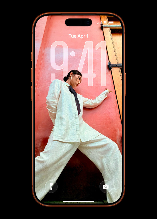 iPhone 17 Pro’da iOS 26 Kilit Ekranı gösteriliyor.