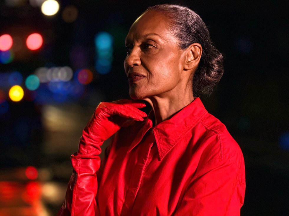 iPhone 17 Pro ile loş ışıkta çekilmiş fotoğrafta gece sokakta duran bir kişi görülüyor.