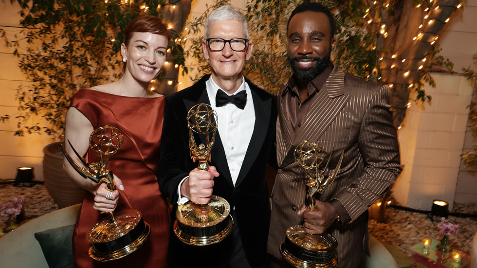 Britt Lower, Tim Cook och Tramell Tillman poserar med Emmy-statyetterna.