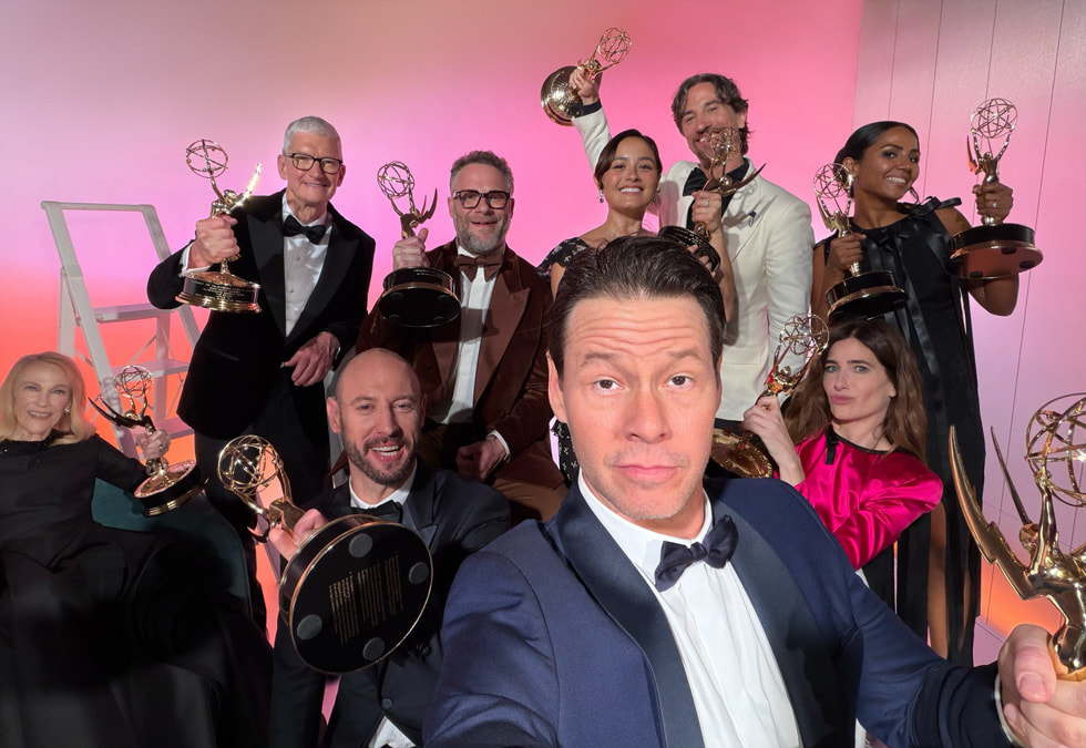 Skådespelare och andra medarbetare bakom Apple TV+-serien ”The Studio” poserar för en gruppselfie med Emmy Award-statyetterna i händerna.