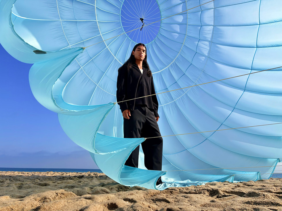 Rüzgarda sallanan bir sıcak hava balonundaki bir kişinin iPhone Air’de çekilmiş 24 MP dış mekan fotoğrafı.