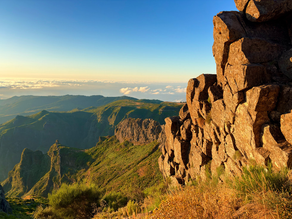Yükselen bir kaya oluşumunun iPhone Air’de çekilmiş 48 MP fotoğrafı.